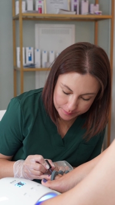 Frau bei der Fußpflege Frau bei der Fußpflege