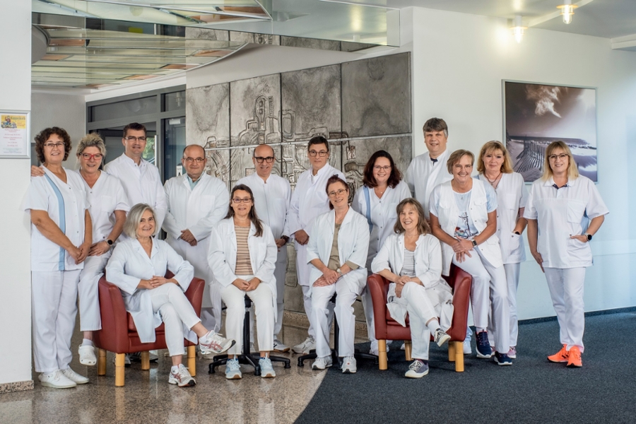 Das Pflege- und Ärzteteam schaut lächelnd in die Kamera. Das Pflege- und Ärzteteam schaut lächelnd in die Kamera.