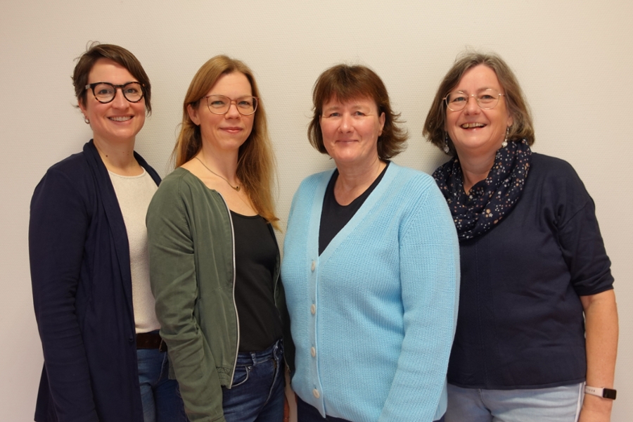 Das Psychologie-Team schaut lächelnd in die Kamera. Das Psychologie-Team schaut lächelnd in die Kamera.