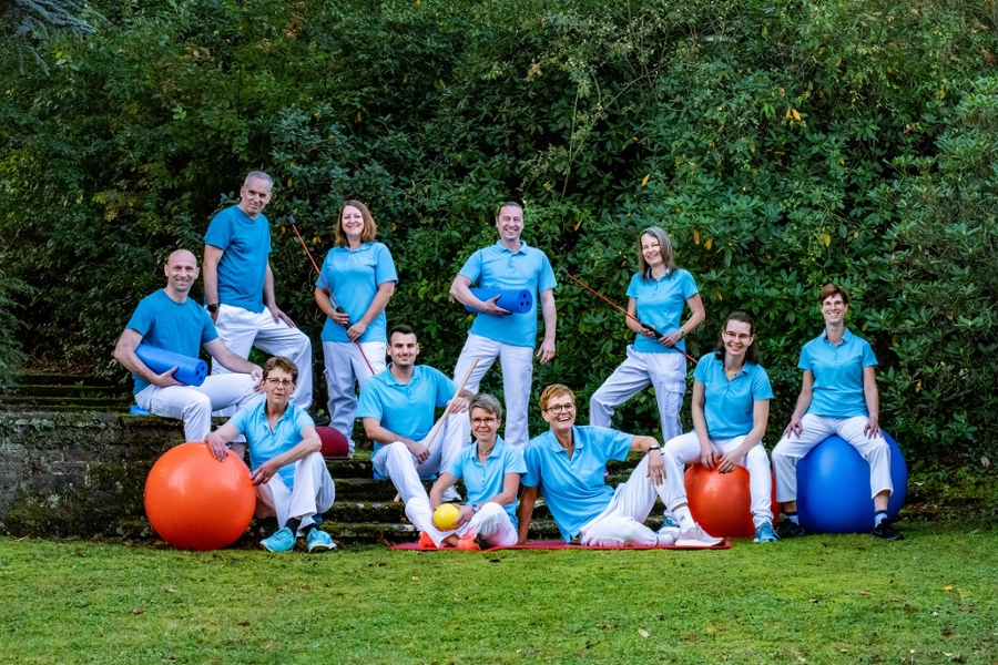 Das Therapieteam schaut lächelnd in die Kamera. Das Therapieteam schaut lächelnd in die Kamera.