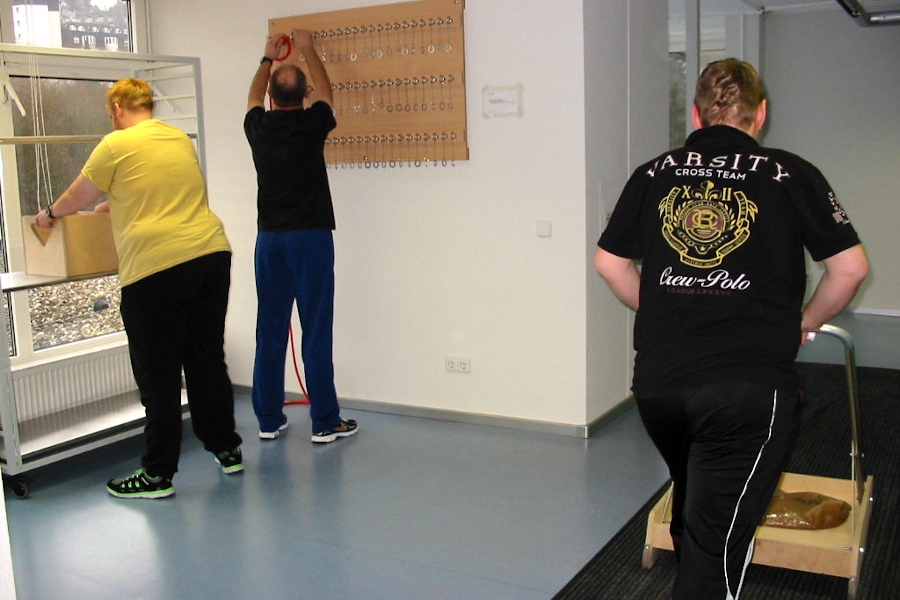 Ansicht eines Gruppentrainings von speziellen beruflichen Bewegungsabläufen. Ansicht eines Gruppentrainings von speziellen beruflichen Bewegungsabläufen.