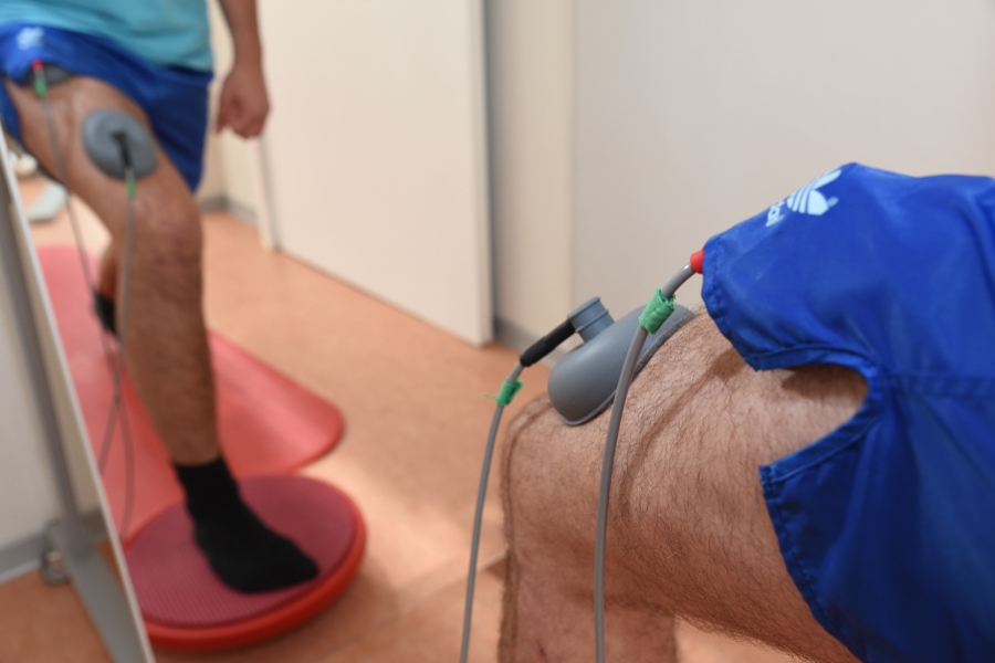 Ein Mann trainiert unter Einsatz von Elektroden. Ein Mann trainiert unter Einsatz von Elektroden.